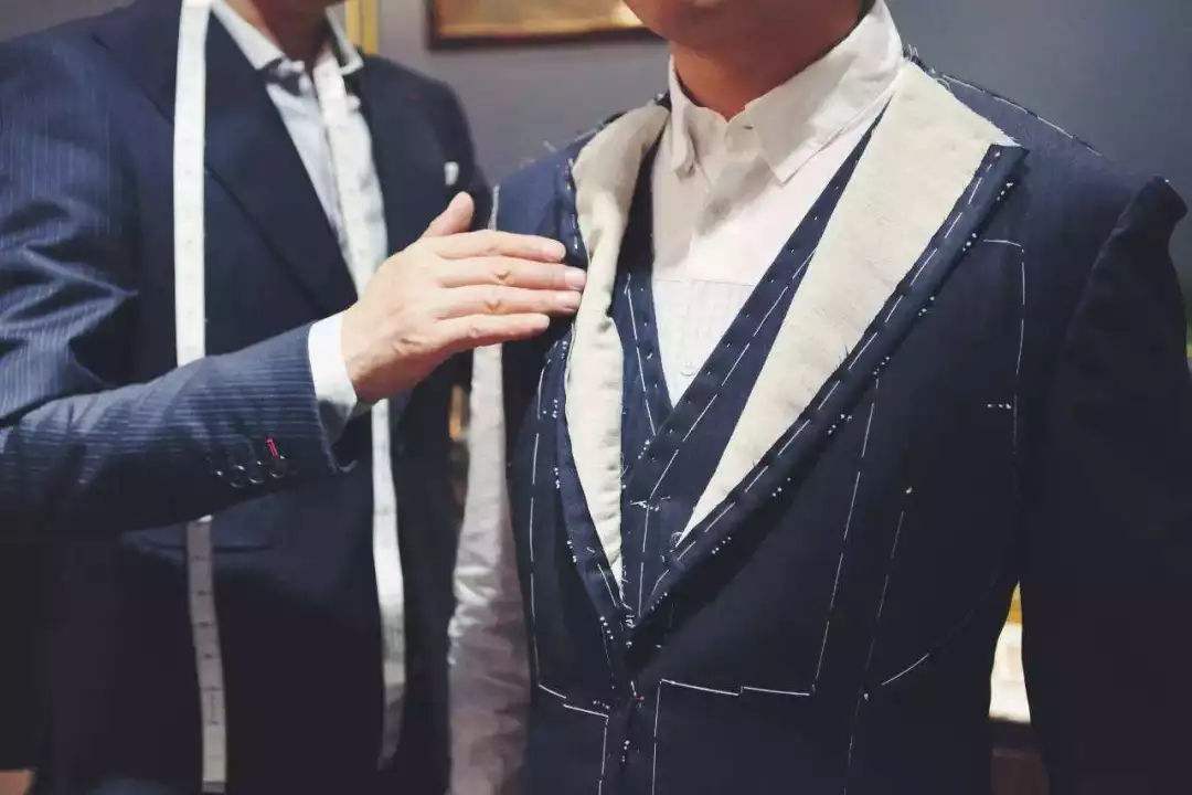 深圳西服定做需要注意的三點